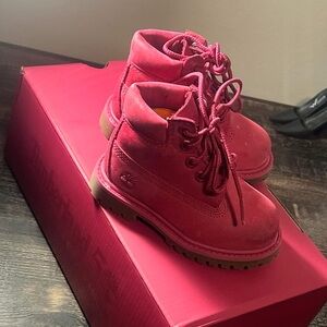 very lightly worn
Material: Suede upper with rubber sole